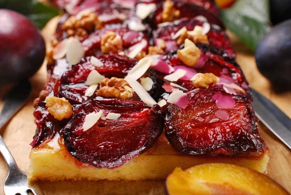 Plum cake met amandelen en walnoten — Stockfoto