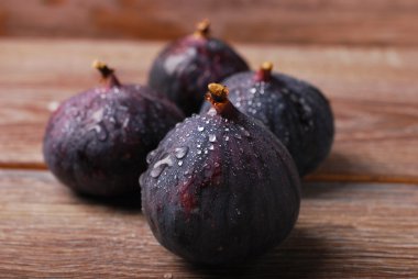 Tahta arka planda taze incirler 