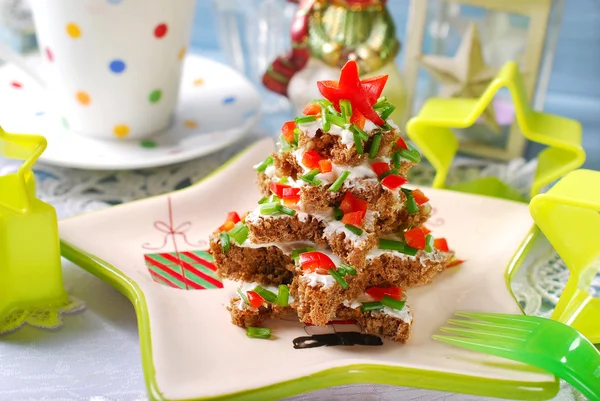 Kerstboom gemaakt van brood met kaas en bieslook — Stockfoto