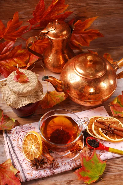 Tè autunnale con spezie e miele sul tavolo di legno — Foto Stock