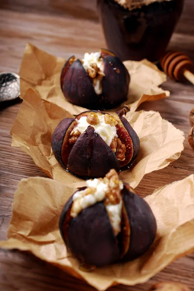 Baked figs with cheese,walnuts and honey — Stock Photo, Image