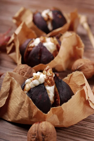 Baked figs with cheese,walnuts and honey — Stock Photo, Image