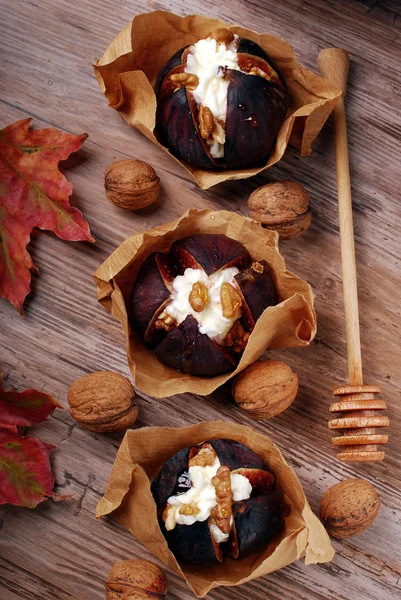 Baked figs with cheese,walnuts and honey — Stock Photo, Image