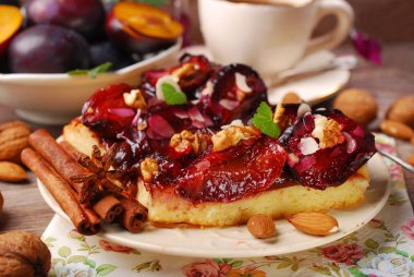 parça ile baharat ve kuruyemiş kuru üzümlü kek 