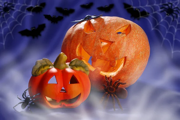 Halloween ainda vida com abóboras brilhando na noite — Fotografia de Stock