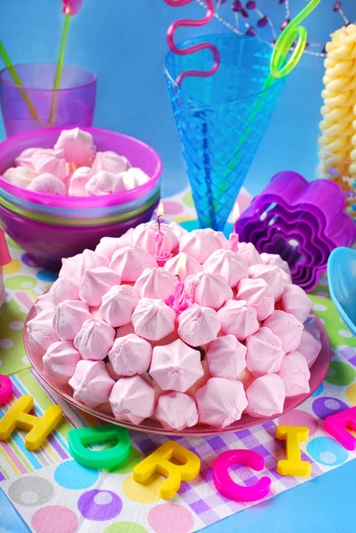 ピンクのメレンゲとキャンドルで誕生日ケーキ — ストック写真