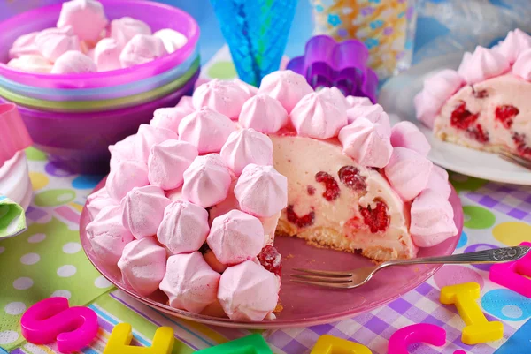 Pastel de cumpleaños con merengues rosados y frambuesas —  Fotos de Stock