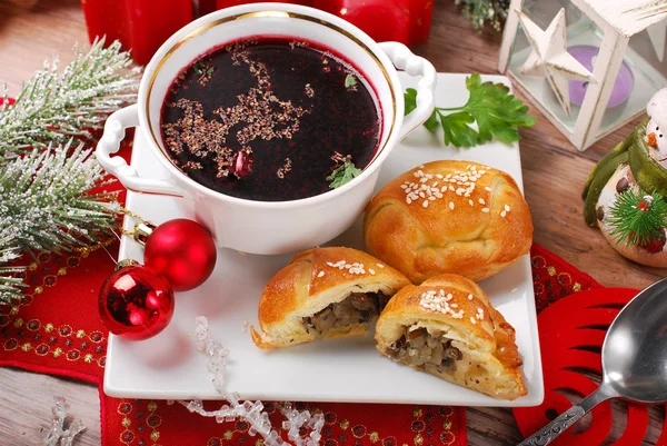 红色的罗宋汤和糕点的圣诞平安夜 — 图库照片