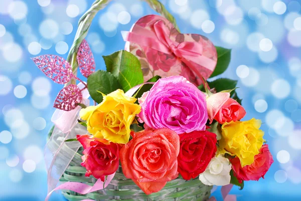 Kolorowe róże w koszu wiklinowym — Zdjęcie stockowe