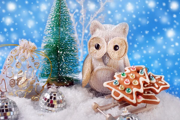 Coruja com biscoitos de gengibre de Natal no trenó — Fotografia de Stock