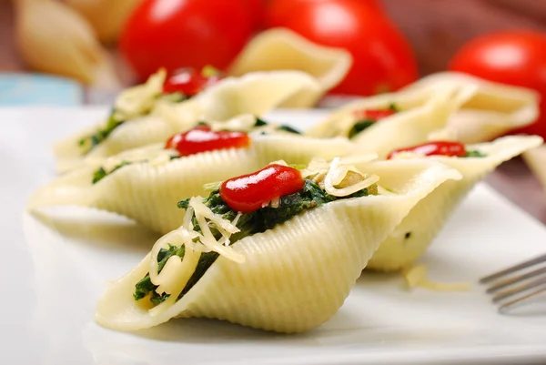 Pasta schelpen gevuld met spinazie — Stockfoto