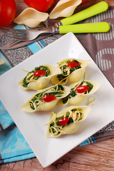 意大利面贝壳酿菠菜 — 图库照片