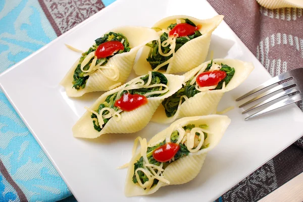 Pasta schelpen gevuld met spinazie — Stockfoto