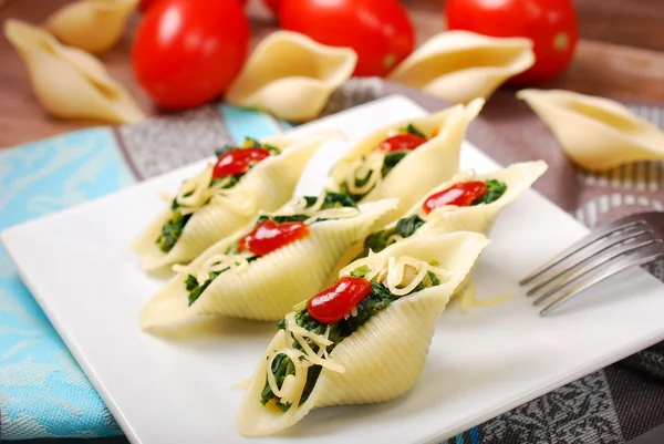 Pasta schelpen gevuld met spinazie — Stockfoto