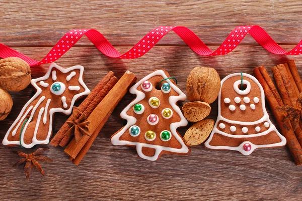 Fondo de madera de Navidad con galletas de jengibre — Foto de Stock