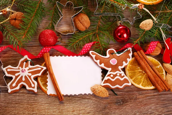 Kerstmis achtergrond met peperkoek koekjes en decoratie — Stockfoto