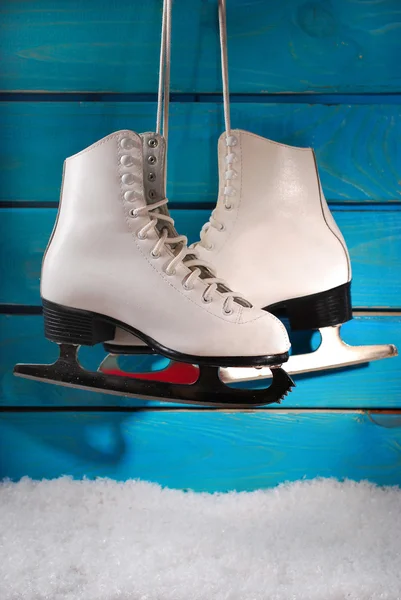 Patins à glace sur fond de bois bleu — Photo