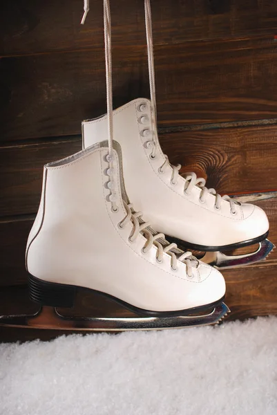 Patins de gelo em fundo de madeira — Fotografia de Stock