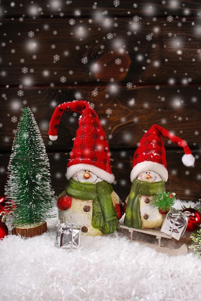 Χριστουγεννιάτικη διακόσμηση με santa ειδώλια σε ξύλινα φόντο — Φωτογραφία Αρχείου