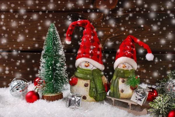 Decoración de Navidad con estatuillas de santa sobre fondo de madera — Foto de Stock