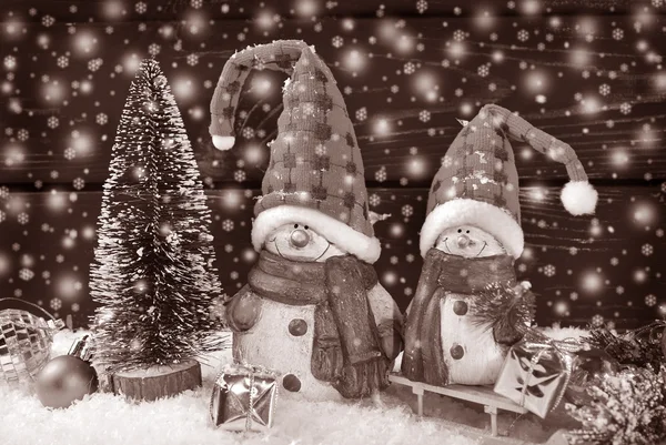 Kerstdecoratie met santa beeldjes op houten achtergrond — Stockfoto
