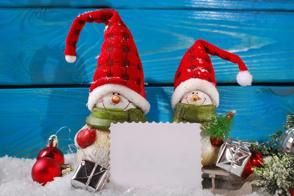 Decorazione natalizia con statuette di Babbo Natale su sfondo di legno — Foto Stock