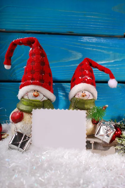 Decoração de Natal com figuras de Papai Noel em fundo de madeira — Fotografia de Stock