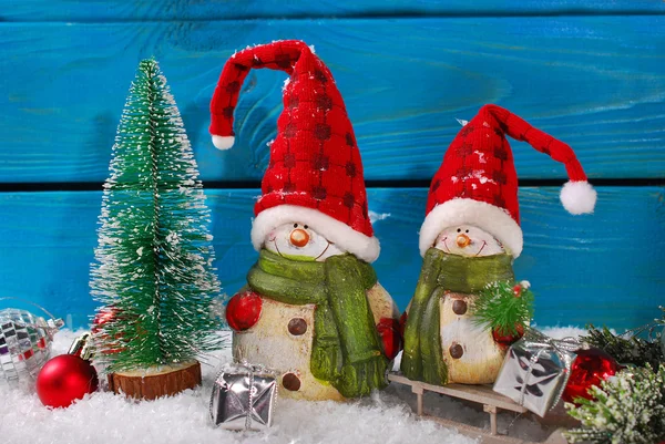 Decoração de Natal com figuras de Papai Noel em fundo de madeira — Fotografia de Stock