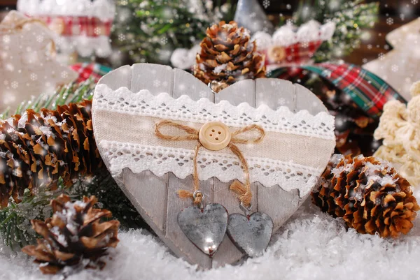 Decoração de Natal com coração de madeira — Fotografia de Stock
