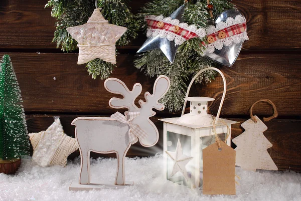 Зимняя сцена с деревянными оленями и фонариком на Рождество — стоковое фото