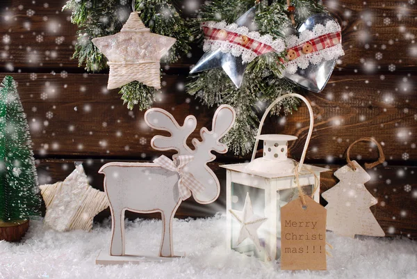 Scène d'hiver avec rennes en bois et lanterne pour Noël — Photo