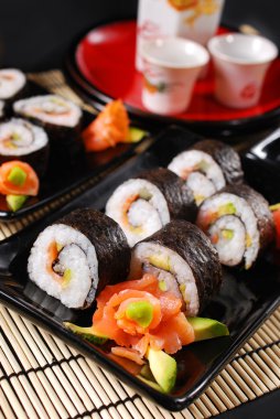 Somon ve avokadoyla hazırlanmış suşi.