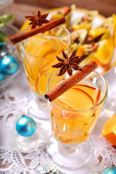 Apfel- und Orangengetränk mit Gewürzen für Weihnachten — Stockfoto