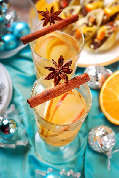 Pomme et orange boisson aux épices pour Noël — Photo