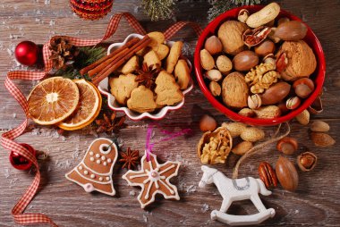 Noel çerezleri ve fındık çeşitler