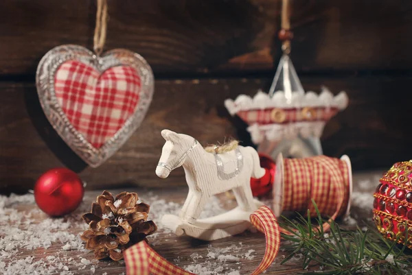 Ročník Vánoční dekorace v dřevěné pozadí — Stock fotografie