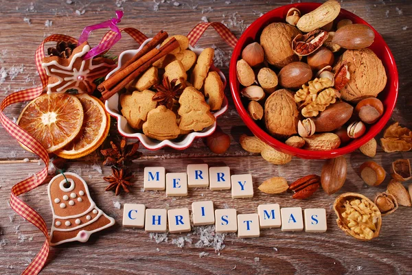 Weihnachtsgebäck und Nusssortiment — Stockfoto