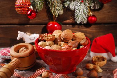 Noel için ahşap masa üzerinde kase fındık çeşitler