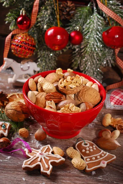 Nötter-sortiment i skål på träbord för jul — Stockfoto