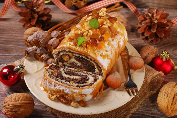 Pastel de semillas de amapola para Navidad en la mesa de madera —  Fotos de Stock