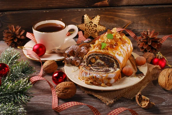 罂粟籽饼和咖啡为圣诞木制的桌子上 — 图库照片