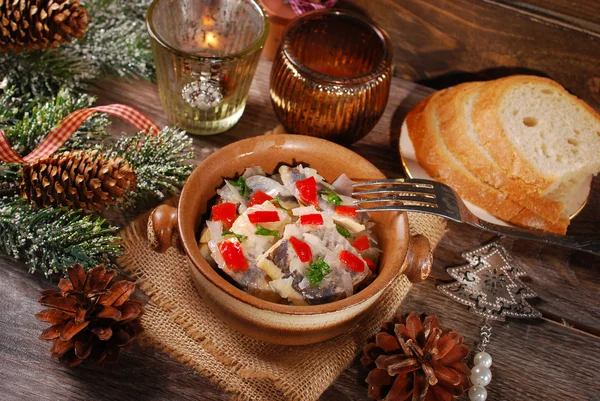 Ensalada de arenque para Navidad en mesa de madera — Foto de Stock