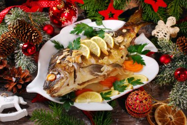 kavrulmuş sazan Noel'de sebzelerle dolması 