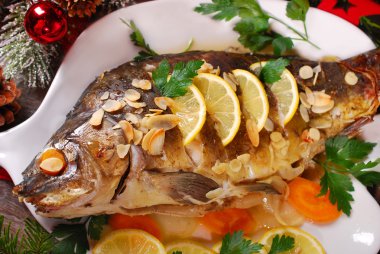 kavrulmuş sazan Noel'de sebzelerle dolması
