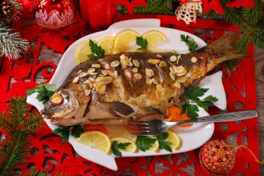 kavrulmuş sazan Noel'de sebzelerle dolması