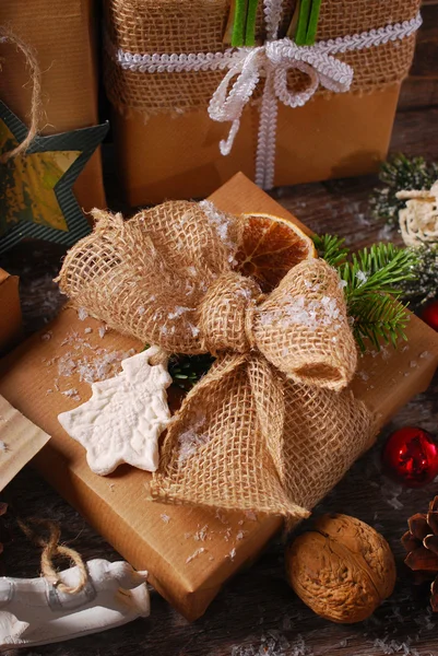 Cadeaux de Noël enveloppés dans du papier écologique — Photo