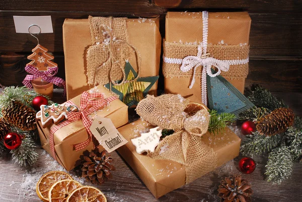Рождественские подарки, завернутые в экологическую бумагу — стоковое фото