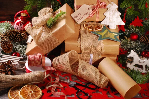 Weihnachtsgeschenke in Ökopapier verpacken — Stockfoto