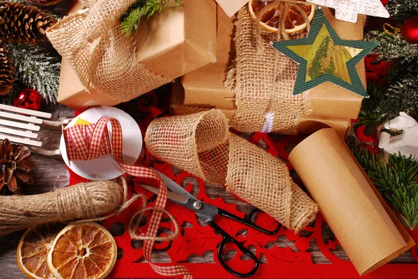 Weihnachtsgeschenke in Ökopapier verpacken — Stockfoto