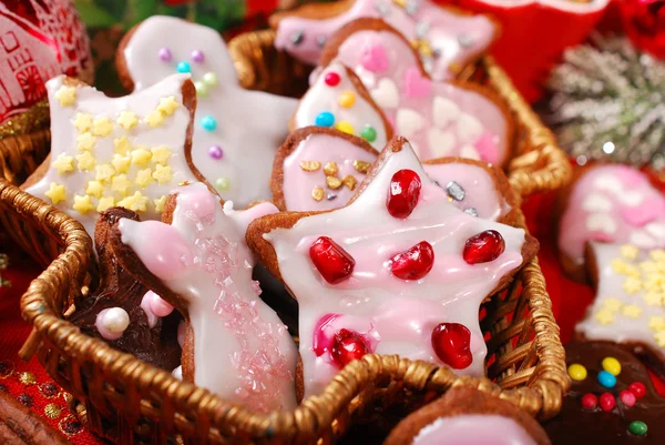 Рождественское пряничное печенье, сделанное детьми — стоковое фото